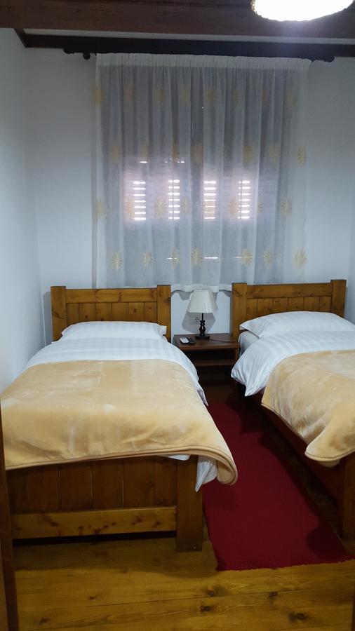 קורצ'ה Hotel Bujtina E Bardhe מראה חיצוני תמונה