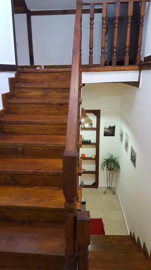 קורצ'ה Hotel Bujtina E Bardhe מראה חיצוני תמונה