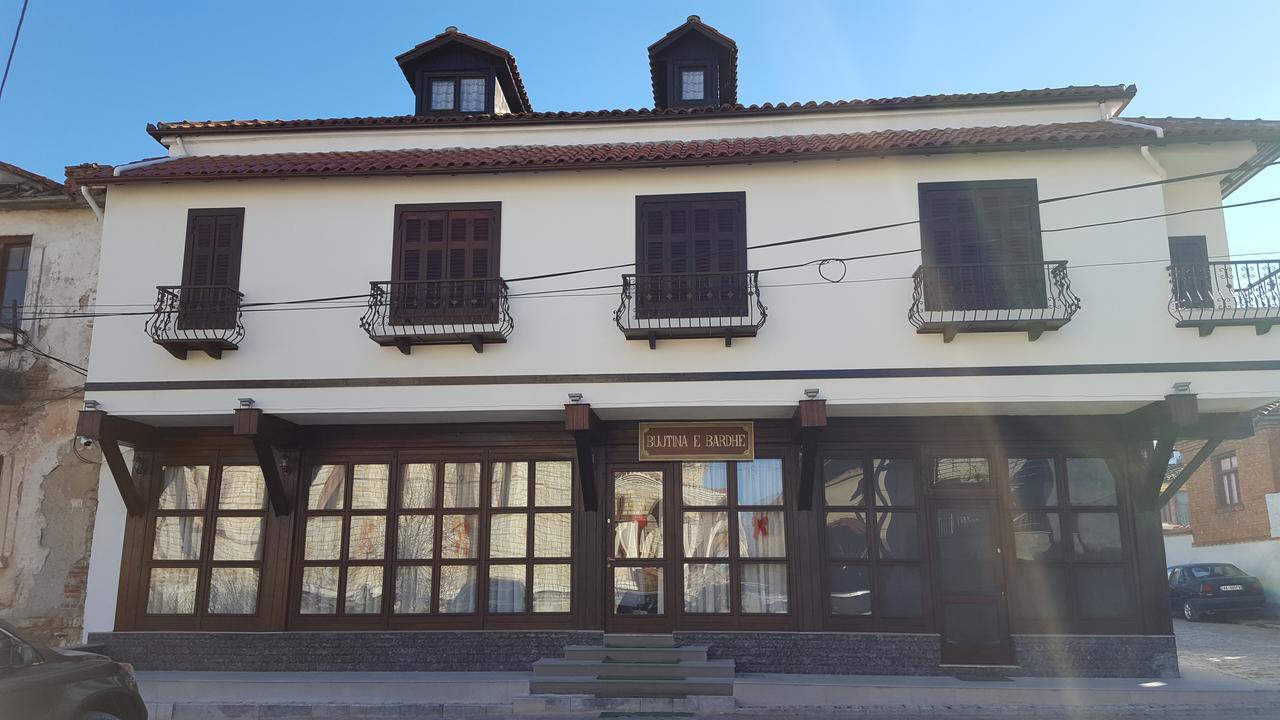 קורצ'ה Hotel Bujtina E Bardhe מראה חיצוני תמונה