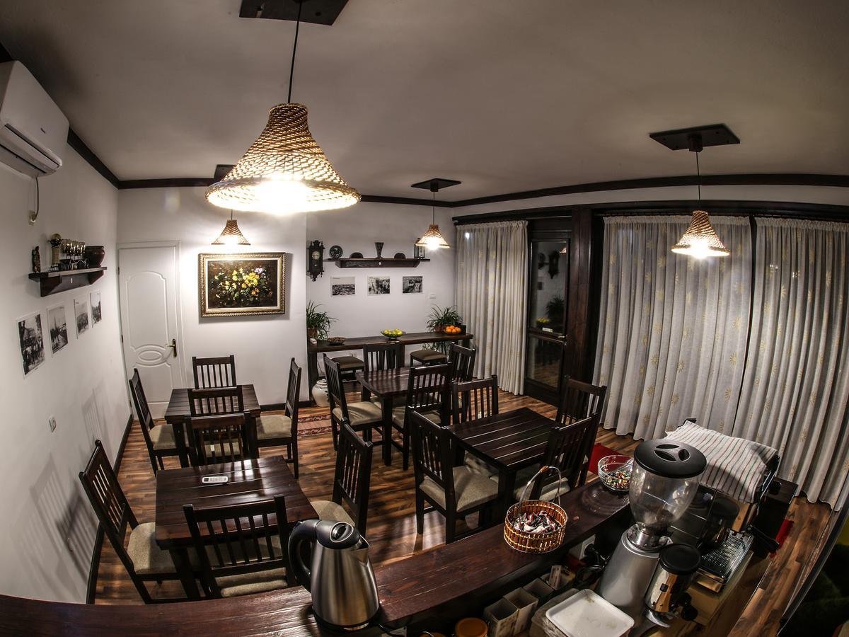 קורצ'ה Hotel Bujtina E Bardhe מראה חיצוני תמונה